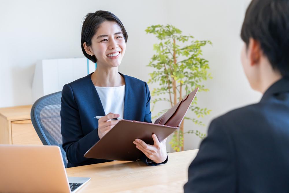 資料を手に笑顔で説明する担当者