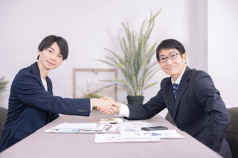 握手を交わすビジネスパーソン
